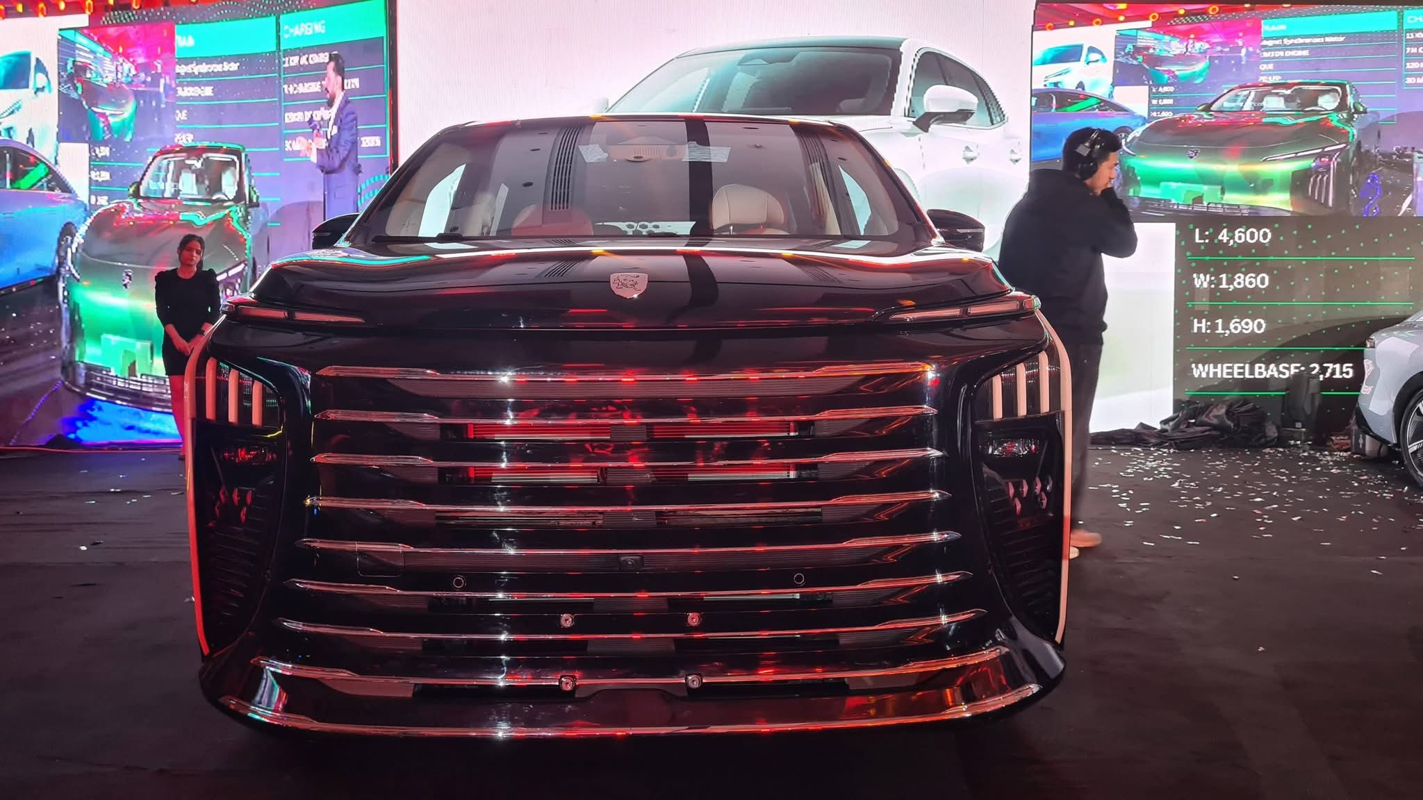 طرح فورثينج V9 الهجينة MPV بأبواب منزلقة بمصر