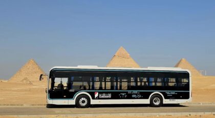 دخول الأتوبيس الكهربائي نصر EV الخدمة التجريبية بمنطقة الأهرامات