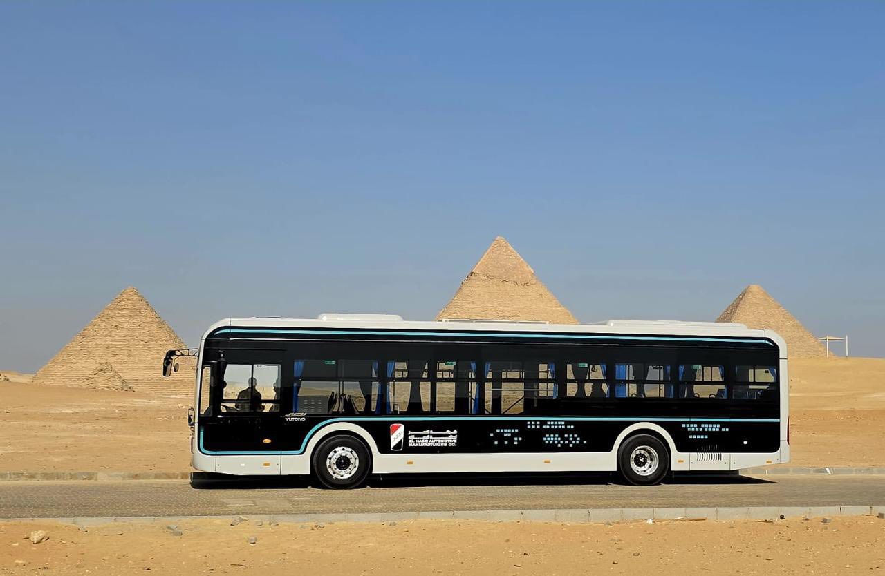 دخول الأتوبيس الكهربائي نصر EV الخدمة التجريبية بمنطقة الأهرامات