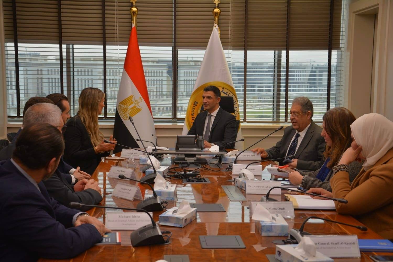 مرسيدس بنز تبحث بعض المشكلات التي تواجهها في مصر والتوسعات