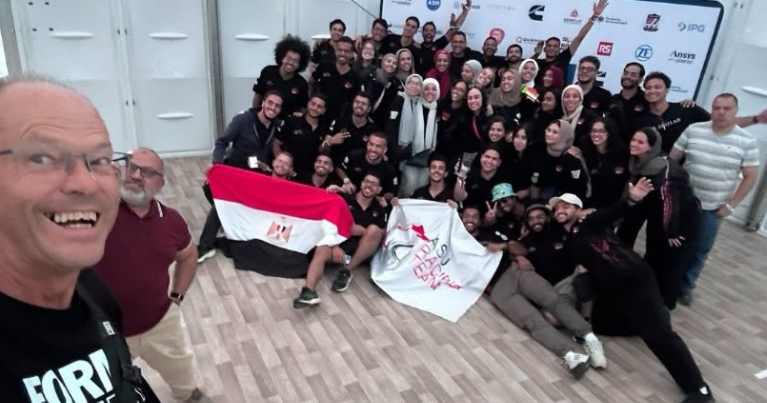 فريق مصري يفوز بالمركز الأول في مسار الذكاء الاصناعي لسيارات السباقات