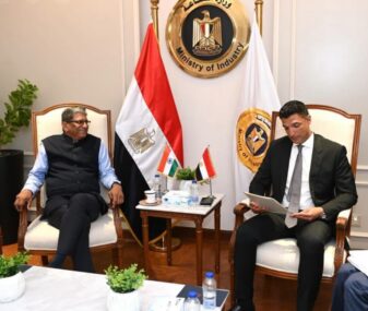 مصر تبحث التعاون مع الهند في صناعة السيارات بين صناعات أخرى