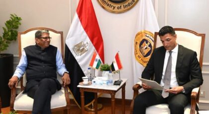 مصر تبحث التعاون مع الهند في صناعة السيارات بين صناعات أخرى