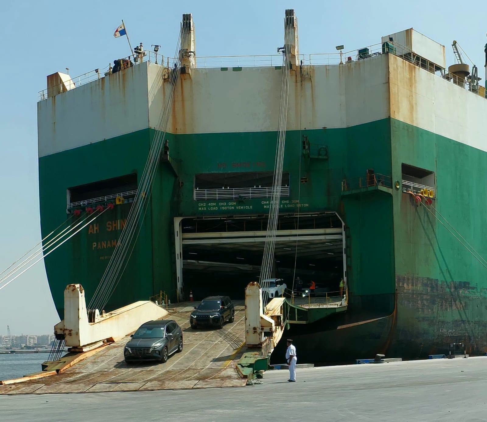 تفريغ أكثر من 900 سيارة بموانيء شرق وغرب بورسعيد خلال يومين