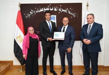 تسليم أول بطاقة تقييم كفاءة استهلاك الطاقة في مصر لشركة سوإيست