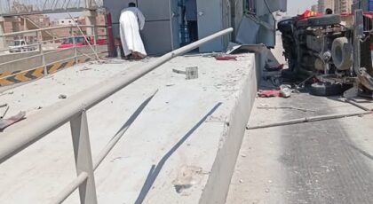 حادث جديد : اصطدام سيارة بمحطة للأتوبيس الترددي علي الدائري