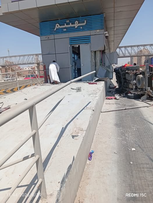 حادث جديد : اصطدام سيارة بمحطة للأتوبيس الترددي علي الدائري