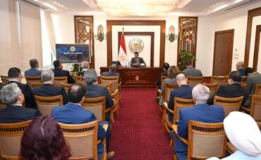 وزير الصناعة يطالب البعثات الدبلوماسية بالدعوة لصناعة السيارات الكهربائية بمصر