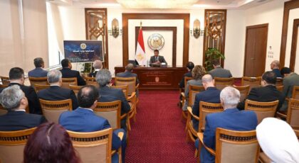 وزير الصناعة يطالب البعثات الدبلوماسية بالدعوة لصناعة السيارات الكهربائية بمصر