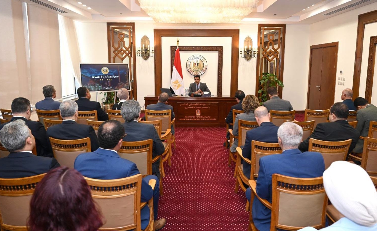 وزير الصناعة يطالب البعثات الدبلوماسية بالدعوة لصناعة السيارات الكهربائية بمصر