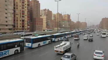 اقتحام سيارة نقل جماعي لطريق الأتوبيس الترددي على الدائري اليوم