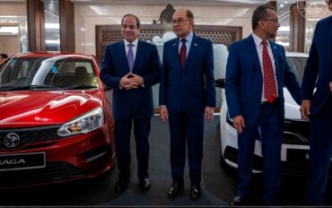 الرئيس المصري يتفقد سيارات بروتون ساجا في ماليزيا