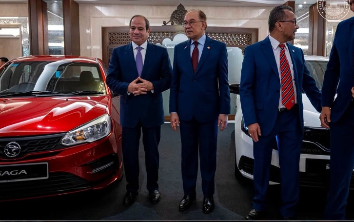 الرئيس المصري يتفقد سيارات بروتون ساجا في ماليزيا